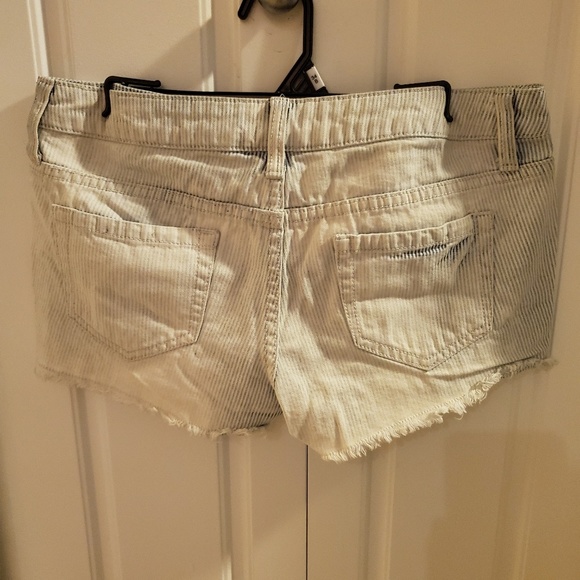White distressed jean short shorts size 5 - Picture 2 of 3